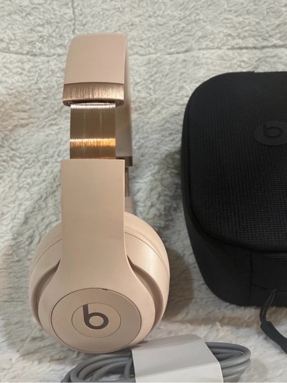 Beats Studio Pro x Kim Kardashian Bluetooth Noise Cancelling Headphones - - Picture 3 of 13